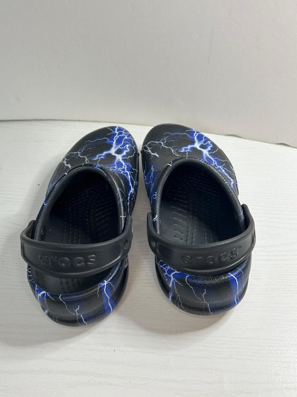 Crocs Classic Clogs Men's 6/Women's 8 Black Blue Lightning Print Comfort Slip On - Picture 2 of 8